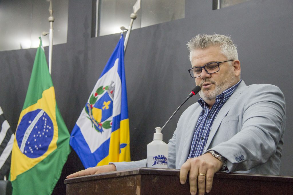 Pastor Adilson pede ao Executivo construção de casas populares
