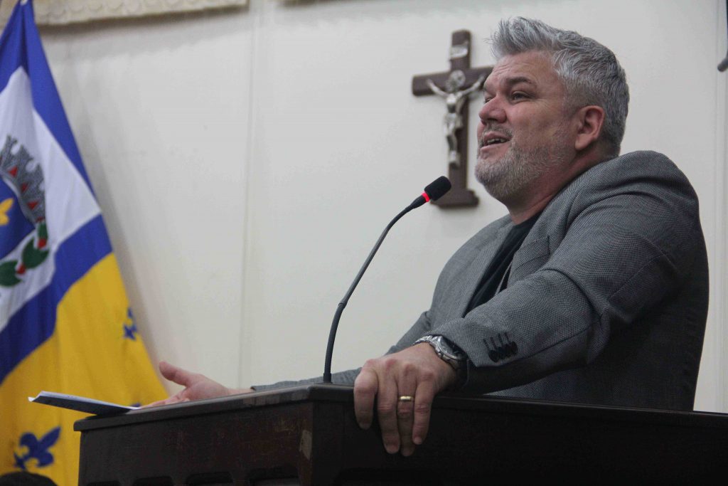 Pastor Adilson requer R$ 200 reais mensais no auxílio alimentação dos servidores municipais