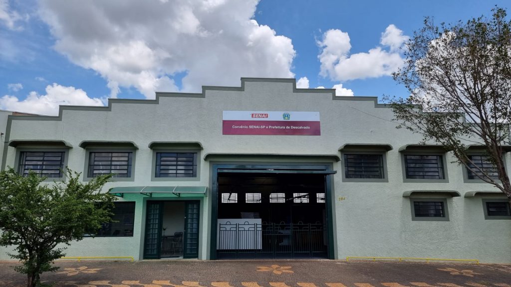 Escola Municipal de Formação Profissional comunica a abertura de inscrições para o curso de qualificação profissional em Costureiro de Máquina Reta e Overloque