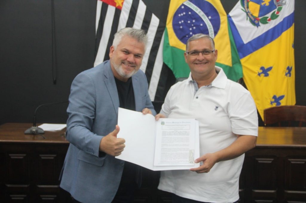 PASTOR ADILSON ENTREGA MOÇÃO DE CONGRATULAÇÃO AO WANDER BONELLI￼