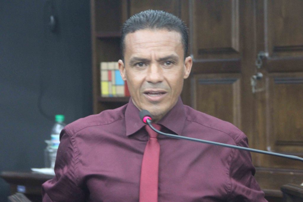 Ninja pede semáforo no cruzamento da Coronel Tobias com José Bonifácio