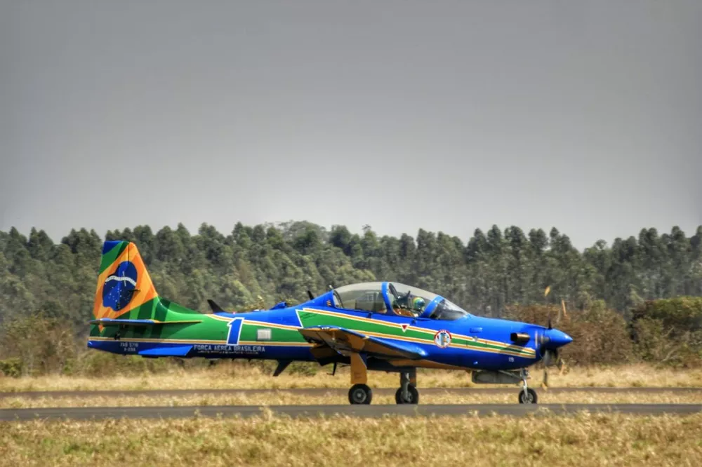 Avião da Esquadrilha da Fumaça cai em Pirassununga piloto e mecânico ejetam e são resgatados￼