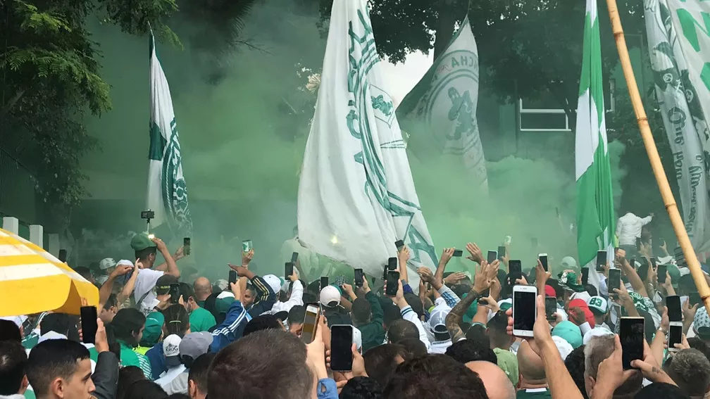 "Time da virada": torcida do Palmeiras faz festa e apoia elenco no último treino antes da final
