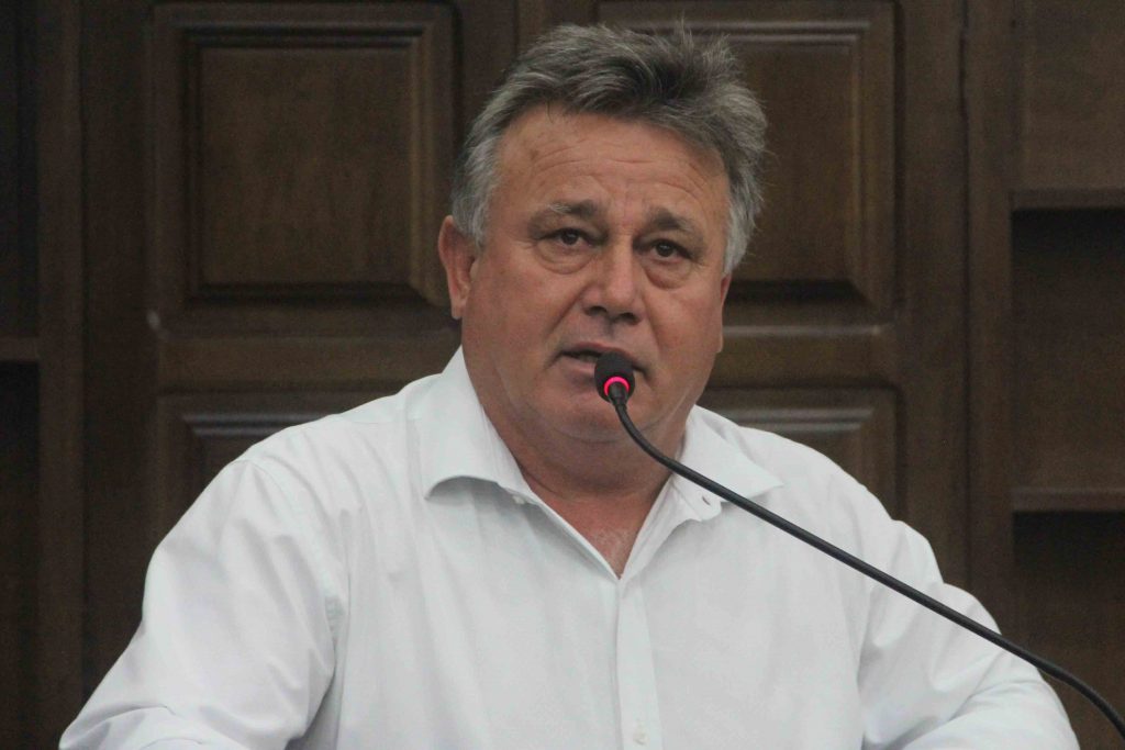 Carlinhos Turmeiro solicita reparos na iluminação em passarela