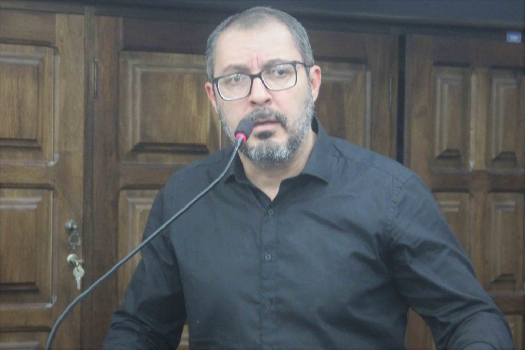 Figueiredo sugere distribuição de mudas à população