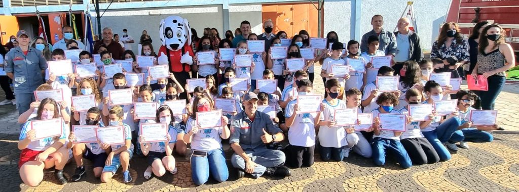 Mais de trezentos alunos da rede municipal de ensino receberam o certificado do programa ‘Bombeiro na Escola’