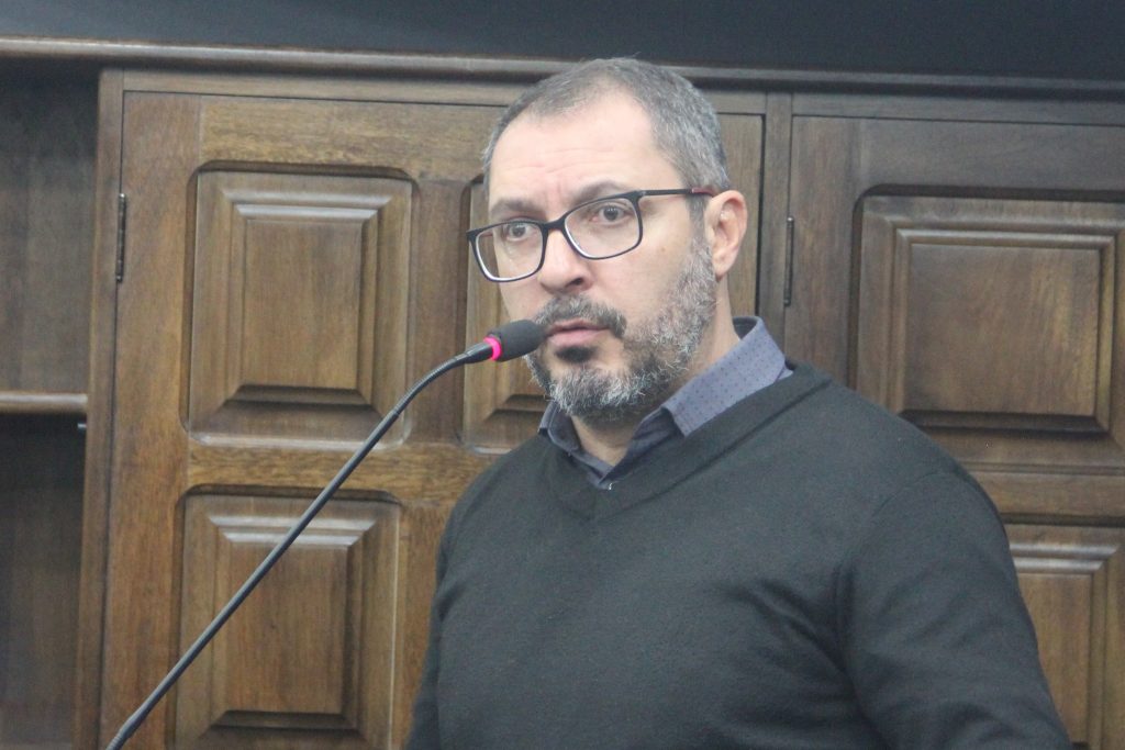 Figueiredo cobra divulgação sobre bolsas de estudos na Universidade Brasil
