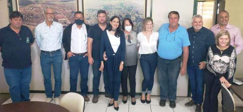 Prefeito, primeira-dama e vereadores recebem a deputada Joice Hasselmann em Descalvado