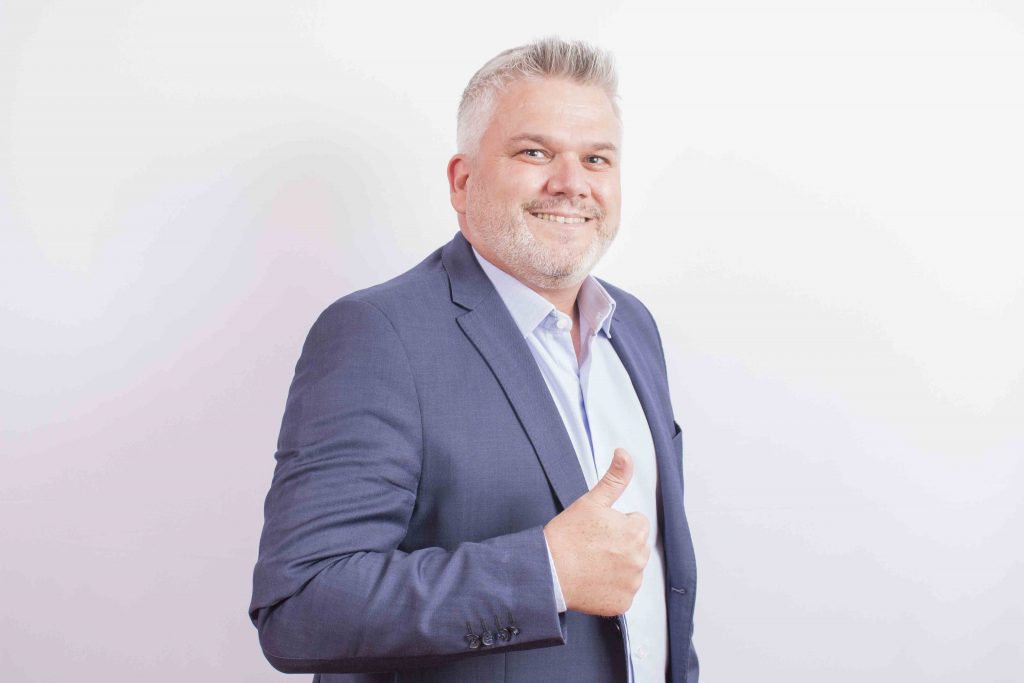 PASTOR ADILSON PEDE SALARIO EXTRA AOS PROFISSIONAIS DA SAÚDE ATÉ O FINAL DO ANO
