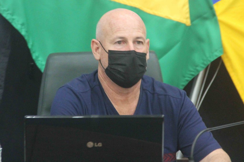 Ismael Franceschini pede cobertura e assentos em ponto de ônibus
