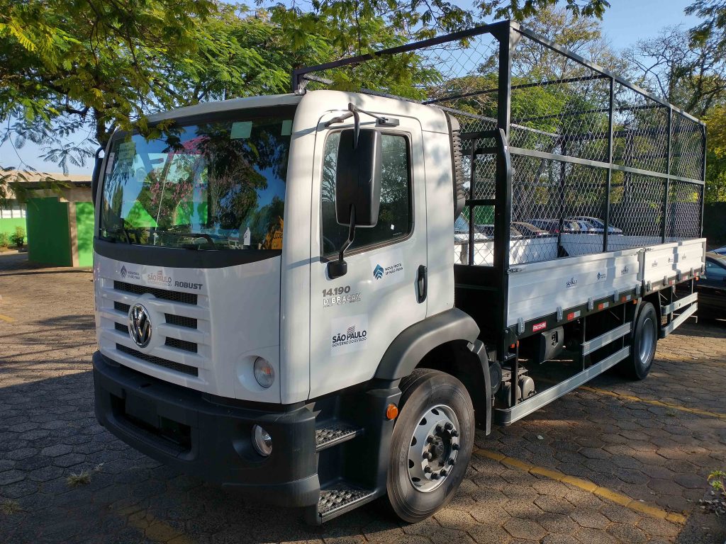 Governador autoriza a entrega de novo caminhão para coleta seletiva e de mais um ônibus escolar para Descalvado