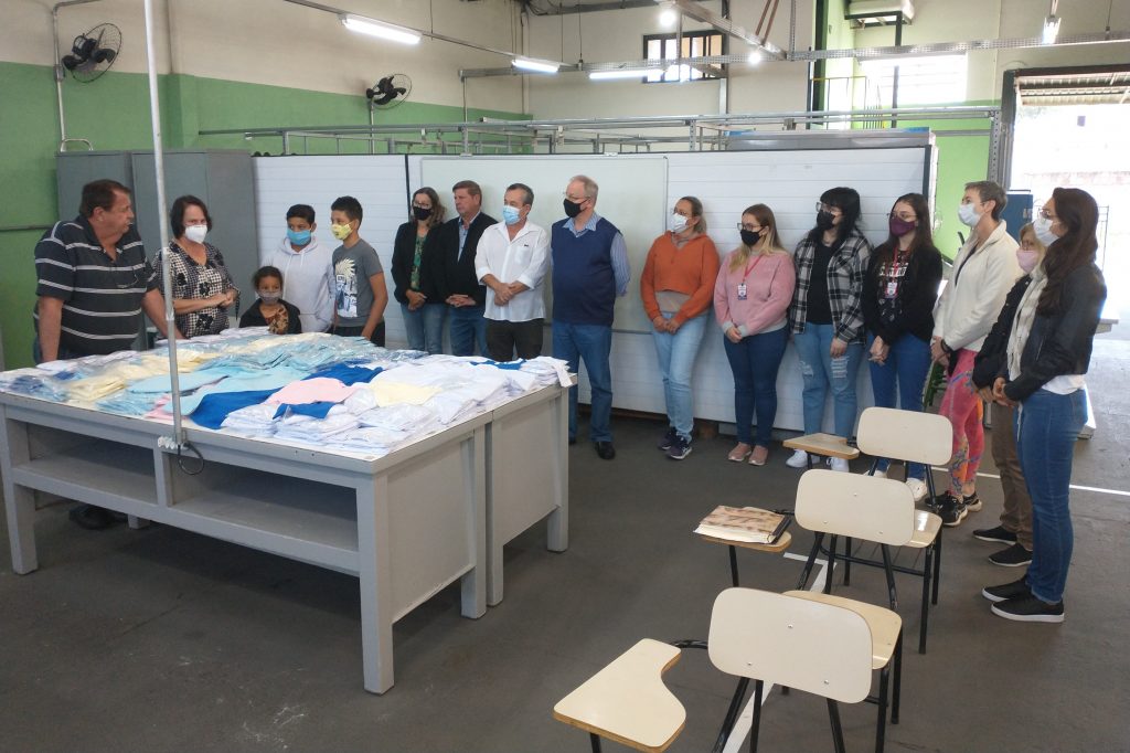 Centro Municipal de Formação Profissional “Prof. Antônio Anésio Faria Casati” conclui formação de alunos do curso de Costureiro de Máquina Reta e Overloque