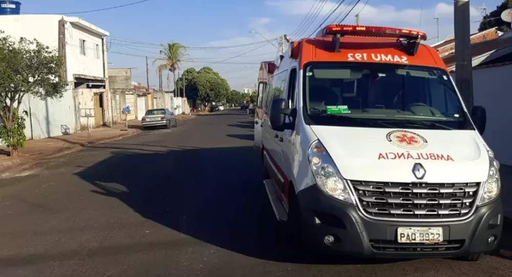 REGIÃO: Menina de 7 anos é socorrida pelo Samu após portão cair sobre ela em Araraquara