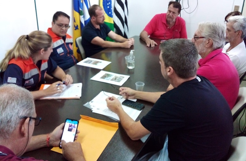 Equipe técnica da Defesa Civil vistoria estradas interditadas de Descalvado