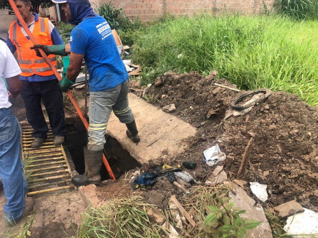 Bocas de lobo estão entupidas por restos de materiais de construção