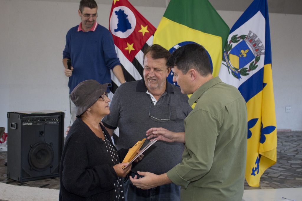 Prefeitura entrega a titularidade de lotes a 14 famílias da Chácara Pantanal