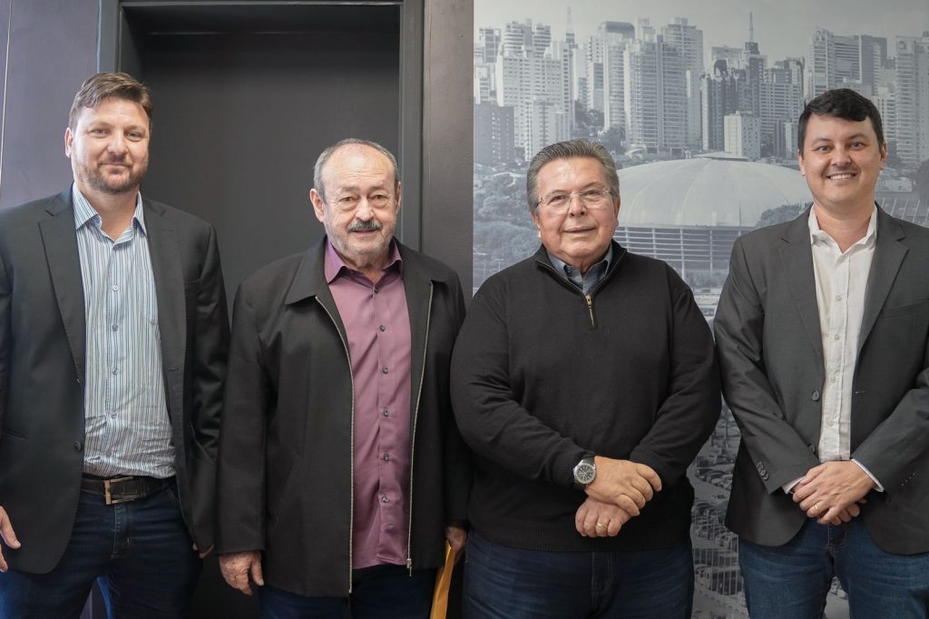 Vice-prefeito Diego da Global, vereador Pinho e diretor de Obras entregam pedidos de recursos em SP
