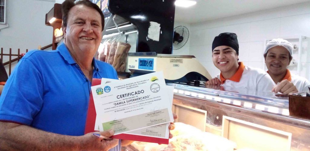 Prefeitura e Agricultura entregam Certificação SIM a mais dois supermercados