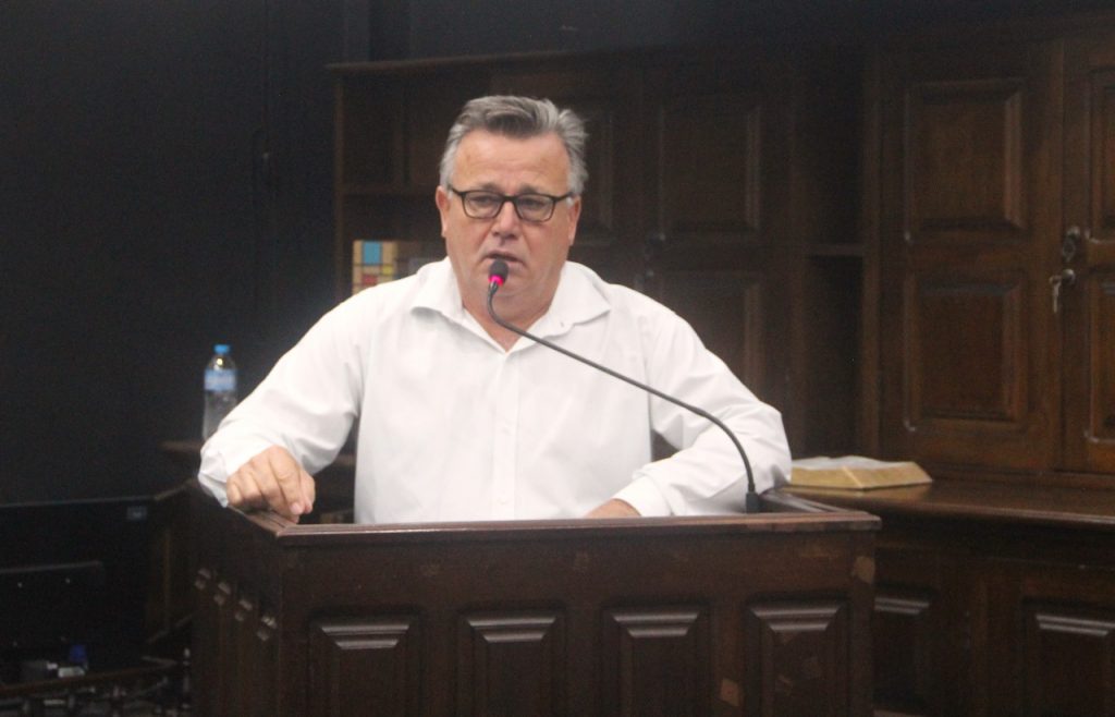 Vereador Carlinhos Turmeiro cobra providências da Secretaria de Saúde e limpeza de ponto de ônibus