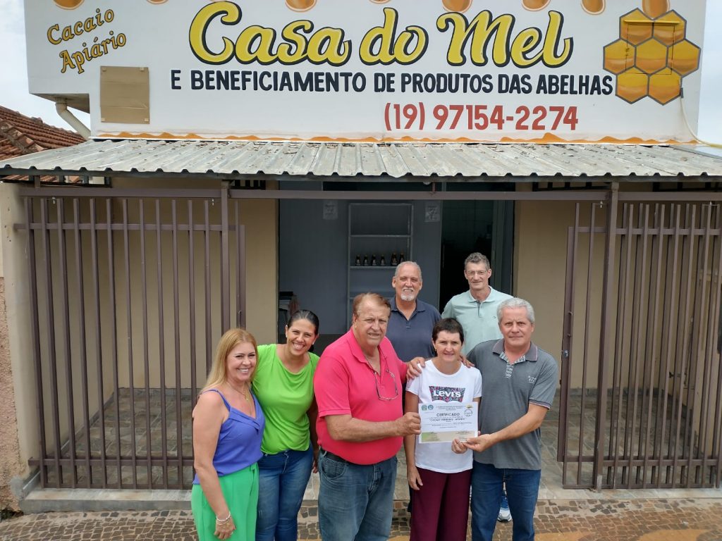 Prefeito Becão e equipe da Agricultura entregam mais uma Certificação SIM