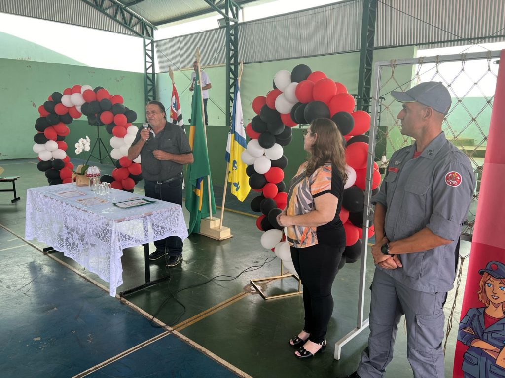 Alunos do CEDESC recebem certificados do ‘Programa Bombeiro na Escola’