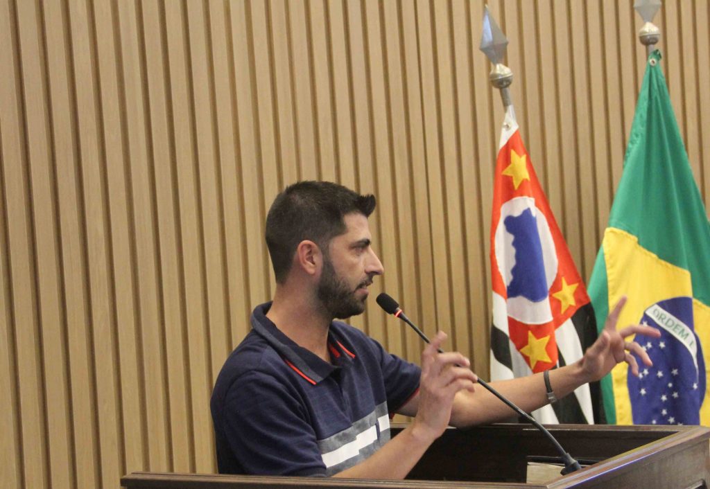 Jhow do Espetinho solicita iluminação na quadra externa do Ginásio de Esportes