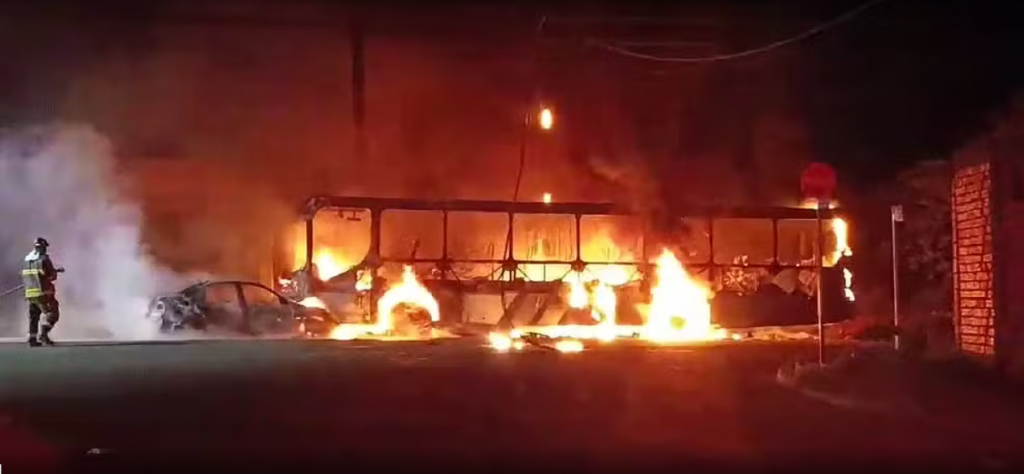 REGIÃO: Carro atinge ônibus parado na rua e veículos pegam fogo em Porto Ferreira