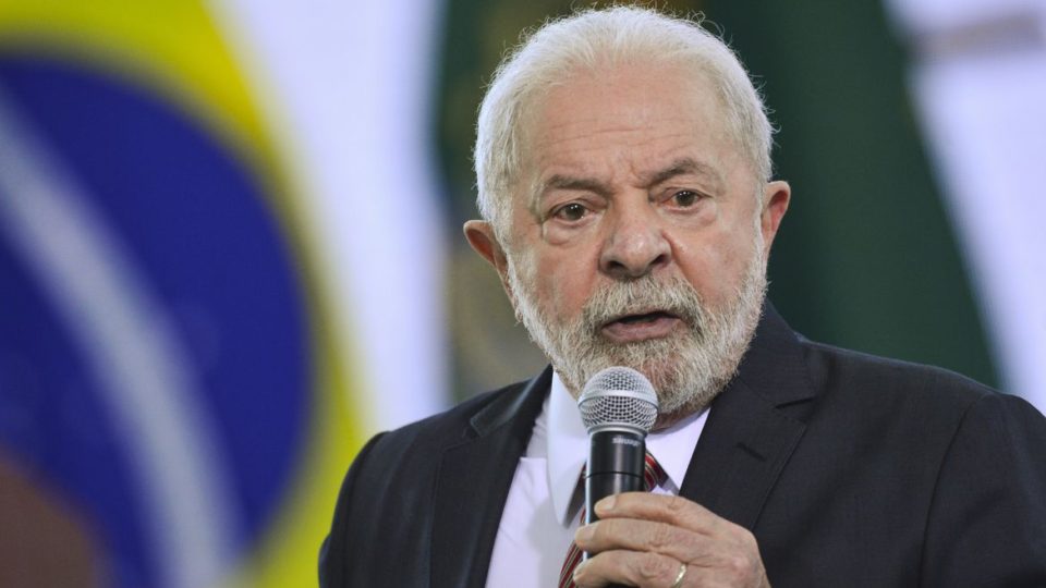 VERGONHA NACIONAL! Lula expõe racismo ao criticar foto de homem negro em propaganda do próprio governo!