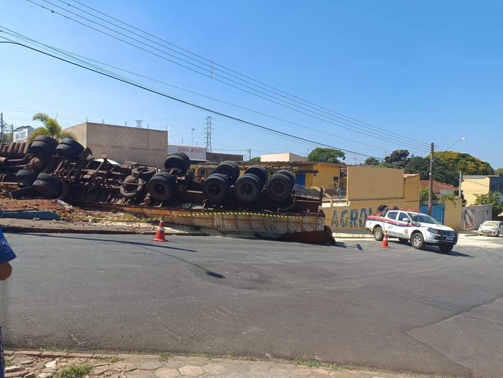 Caminhão Desgovernado Bate no Muro de Empresa no Jardim do Lago