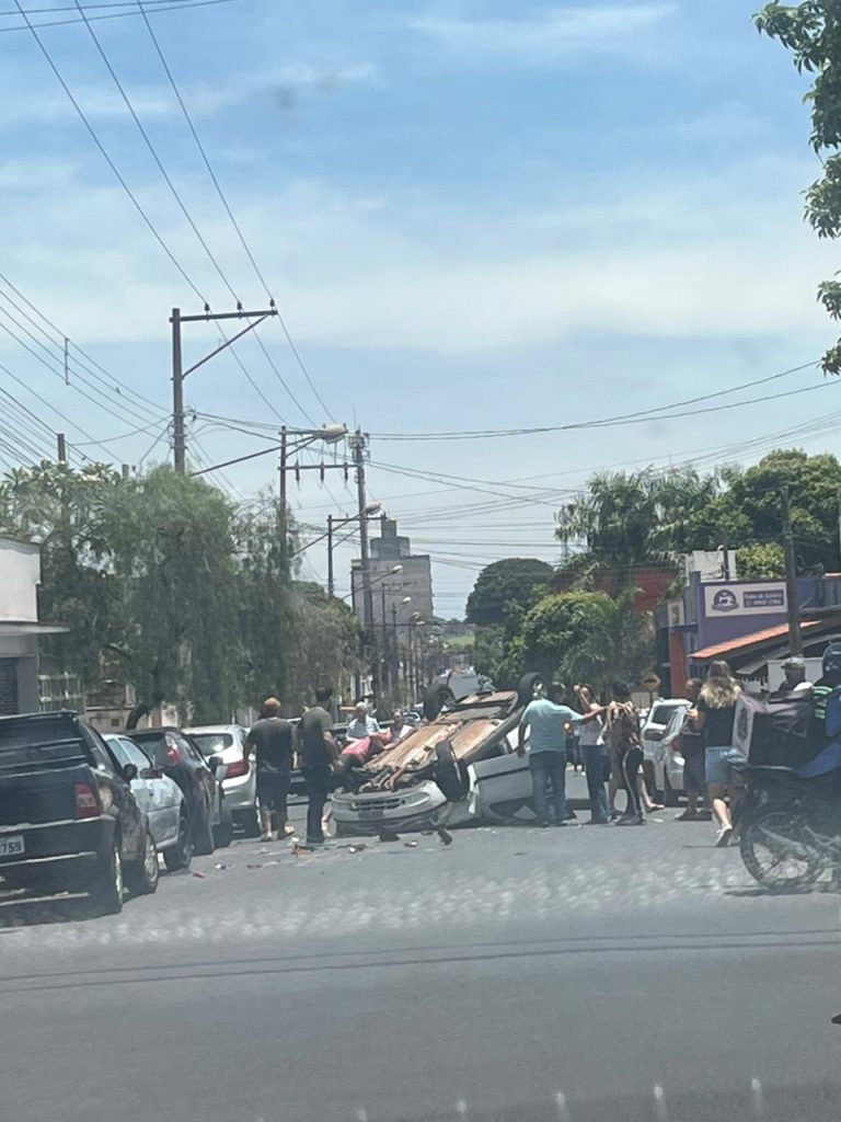 Fiat Palio Capota e Interdita Rua Cel. Arthur Whitacker; Ambulância é Acionada
