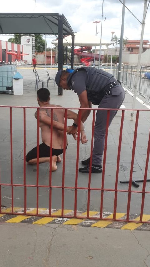 Aconteceu mesmo...Tentou causar confusão, mas precisou ser salvo da piscina no Cerd aqui em Descalvado