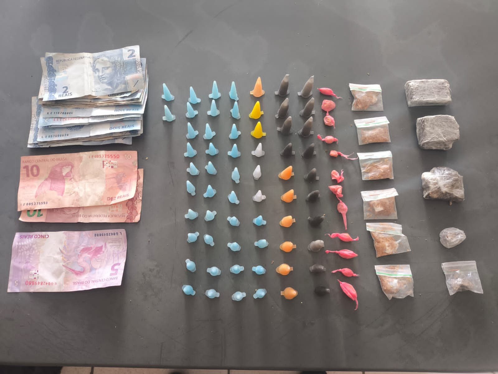Polícia Militar realiza duas prisões por tráfico de drogas no bairro Cristo Redentor em Porto Ferreira